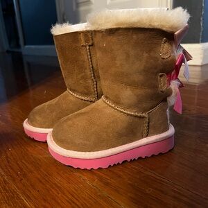 Bailey Bow Uggs size 6 toddler